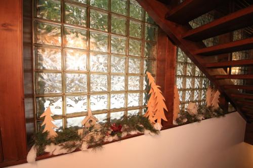 a window with christmas decorations in a room at Der Kristall by Globalimmoservice in Bad Kleinkirchheim