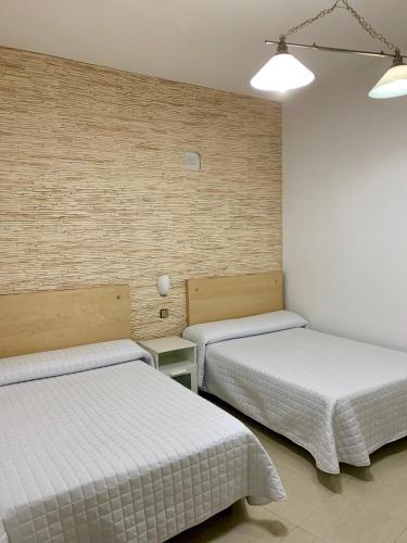 Ένα ή περισσότερα κρεβάτια σε δωμάτιο στο Hostal Cervantes