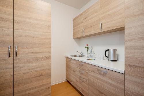 A kitchen or kitchenette at Hotel City Green Berlin