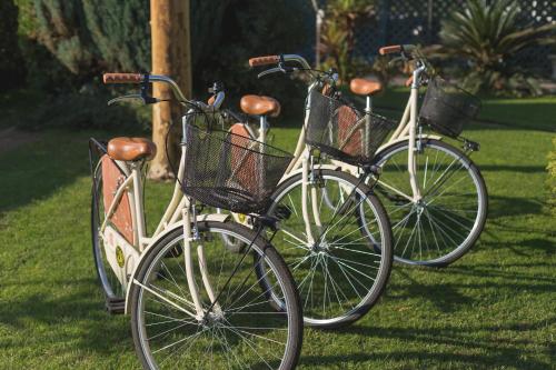 dos motos estacionadas una al lado de la otra en la hierba en Hotel Bixio, en Lido di Camaiore