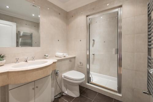 ロンドンにあるOne bedroom Hyde Park Apartmentのバスルーム(洗面台、シャワー付)