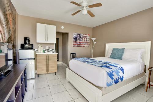 a bedroom with a large bed and a kitchen at Krymwood Flats Wynwood in Miami