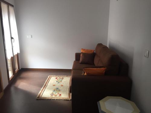 a living room with a couch and a rug at Refúgio dos Macedos in Bilhó