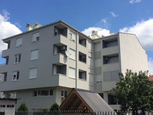 un grande edificio bianco con finestre sul lato di Banja Luka apartment a Banja Luka