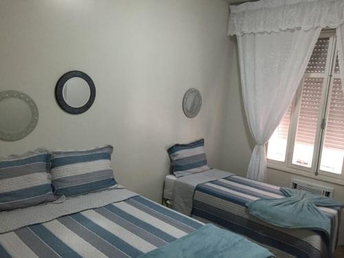 Ένα ή περισσότερα κρεβάτια σε δωμάτιο στο Confortavel Apartamento Copacabana