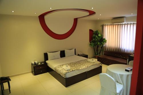 Ajnadeen Hotel في إربد: غرفة نوم بسرير وطاولة ومرآة