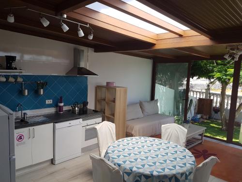 eine Küche mit Spüle und Tisch in einem Zimmer in der Unterkunft Apartamento Adeje II in Adeje