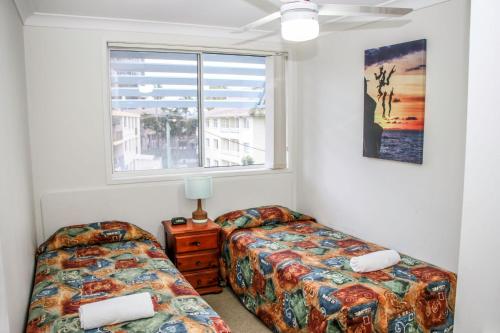Tempat tidur dalam kamar di Surfers Beach Holiday Apartments