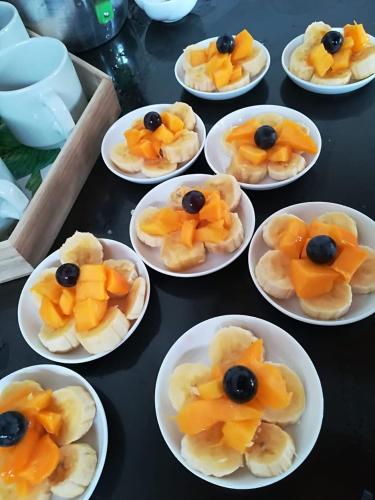 a group of plates of fruit on a table at San Agustín Wayrana in San Agustín