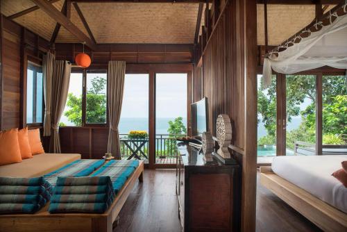 ein Schlafzimmer mit Bett und Blick auf das Meer in der Unterkunft Serendipity Beach Resort Koh Lipe in Ko Lipe