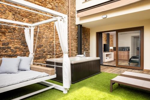 a bathroom with a swing bed and a bath tub at SUITE 1907 AVILES in Avilés