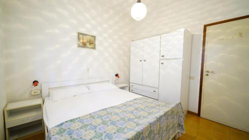 リド・ディ・スピーナにあるVilletta Logonovoの白いベッドルーム(ベッド1台、クローゼット付)