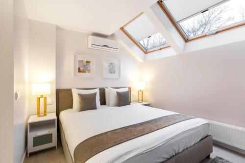 Säng eller sängar i ett rum på Luxury for everyone - Hills Park Lux Apartments 3
