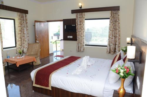 Ένα ή περισσότερα κρεβάτια σε δωμάτιο στο Motibagh Resort
