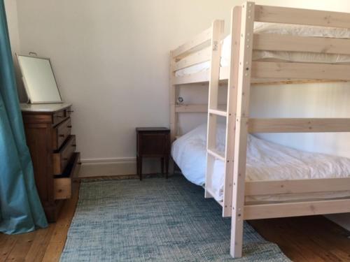 ヴィムルーにあるVilla Les Abeilles - Wimereusienneのベッドルーム1室(木製の二段ベッド1組、デスク、鏡付)