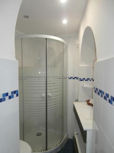 a bathroom with a shower and a toilet and a sink at Innsa in Valencia