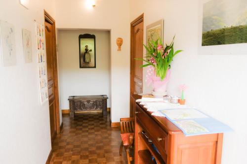 La salle de bains est pourvue d'un comptoir avec un vase de fleurs. dans l'établissement Chambres d'Hôtes Garicoitz, à Saint-Jean-Pied-de-Port