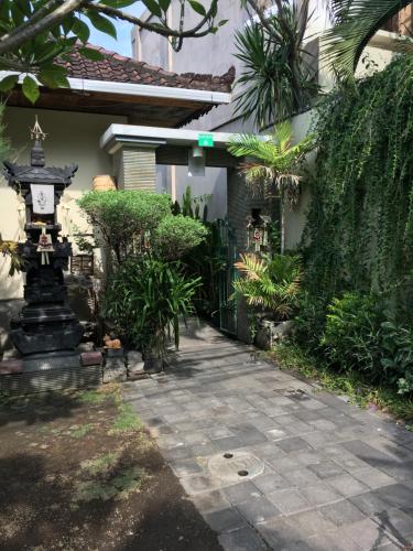 Ein Garten an der Unterkunft Nadialit