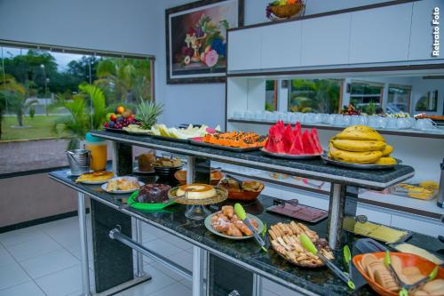 - un buffet avec de nombreux types de nourriture différents dans l'établissement Hotel Imperial, à Mundo Novo