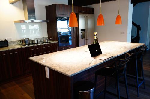 - une cuisine avec un îlot doté d'un ordinateur portable dans l'établissement Chalet Kizuna, à Saint-Gervais-les-Bains