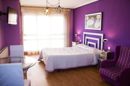 ソリアにあるGala IIの紫色のベッドルーム(ベッド1台、ガラスのテーブル付)