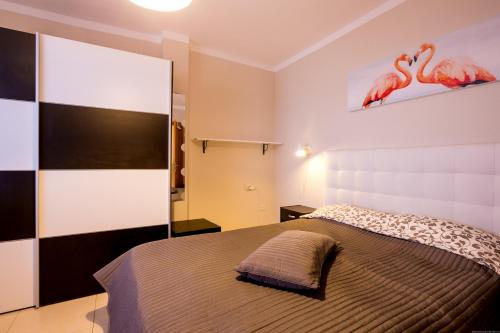 サン・イシドロにある1 bedroom apartmentのベッドルーム(大型ベッド1台、鏡付)