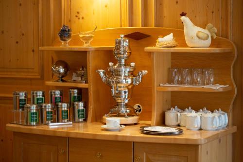 a table with a trophy on a wooden shelf at Glasl's Landhotel in Zorneding