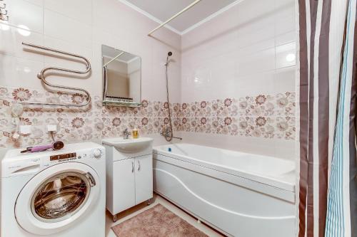 bagno con lavatrice e vasca. di Hello Ladoga Apartment a San Pietroburgo