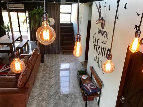 uma sala de estar com luzes penduradas no tecto em Stella Moonlight Khaoyai em Pong Talong