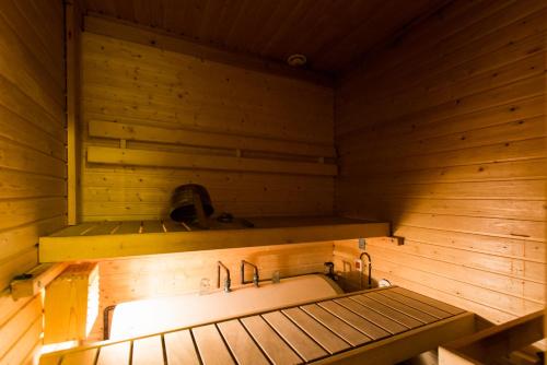 a bathroom with a tub in a wooden sauna at Jänkäkolo Holiday Home in Pyhätunturi