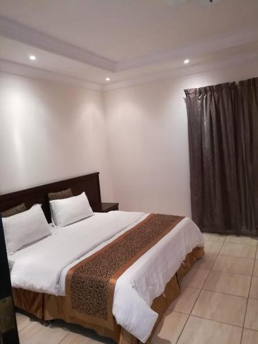 a bedroom with a large bed in a room at لين للشقق المخدومة in Jeddah