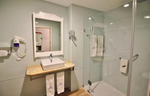 y baño con lavabo y ducha. en Villa Ana Margarida Hotel, en Ericeira