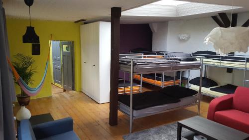 キールにあるSchöne Wohnung bis 10 Personenの二段ベッド付きの部屋とソファ付きの部屋