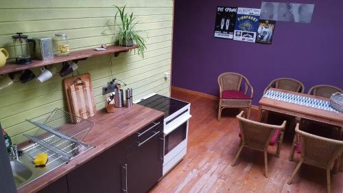 キールにあるSchöne Wohnung bis 10 Personenのキッチン(カウンター、テーブル、椅子付)