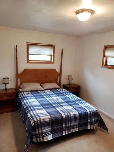 Posteľ alebo postele v izbe v ubytovaní Lake Access Ranch
