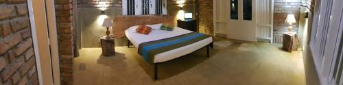 - une chambre avec un lit dans l'établissement Roseberry Cottage, à Negombo