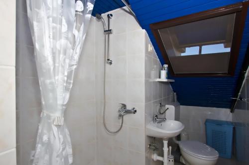 Ванна кімната в Villa Yvonne