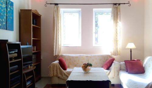 salon z kanapą i stołem w obiekcie Villa the Platanus Tree w mieście Káto Vasilikí