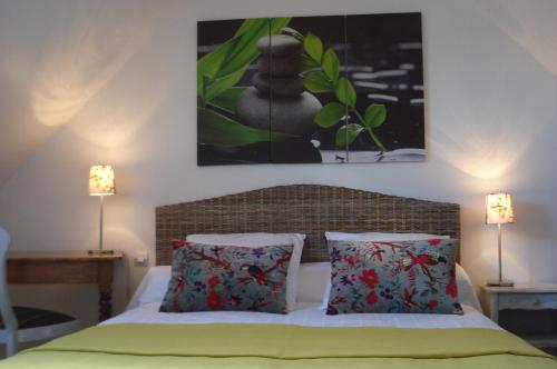 um quarto com uma cama com duas almofadas em Ti Bihan - Meublé em Santec
