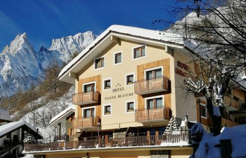 Nespecifikovaný výhled na hory nebo výhled na hory při pohledu z hotelu