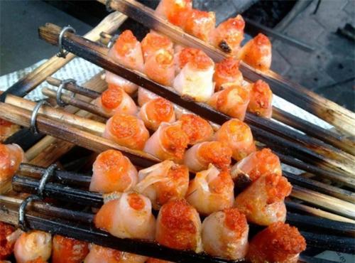 Thanh Hóa的住宿－KHÁCH SẠN NGỌC LY 8，烤架上的一串虾和筷子
