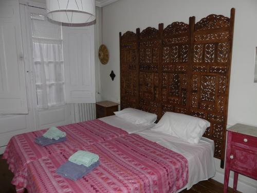 sypialnia z dużym łóżkiem i różowym kocem w obiekcie Mimenza w mieście Orduña