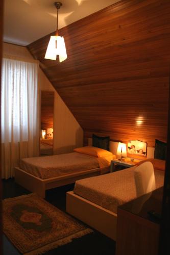 a hotel room with two beds and a lamp at B&B Le Rose in Siderno Marina