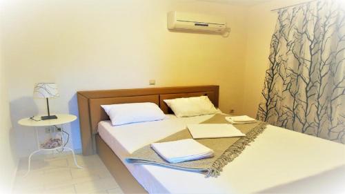 Ένα ή περισσότερα κρεβάτια σε δωμάτιο στο Glyfada Villas III