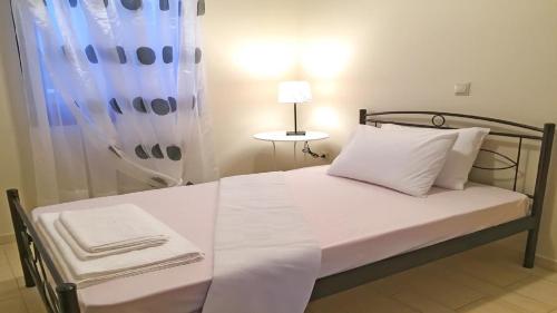 Ένα ή περισσότερα κρεβάτια σε δωμάτιο στο Glyfada Villas III