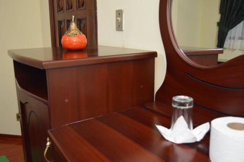 a table with a mirror and an apple on it at Balcones del Río Hotel in Latacunga