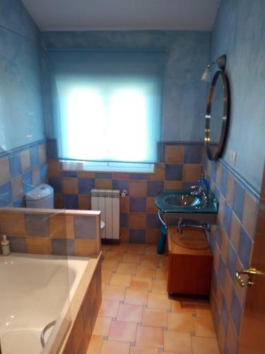 a bathroom with a tub and a sink and a bath tub at Villa Bosque Albite in Llanera