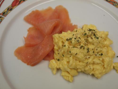 une assiette de nourriture avec des œufs brouillés et des carottes dans l'établissement Herriot's, à Hawes