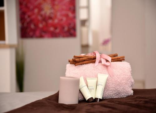 a pink basket with a pink ribbon and a cup at Studio apartman D in Sesvete