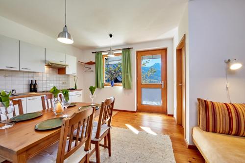 Ferienwohnung Haus Leonardにあるキッチンまたは簡易キッチン
